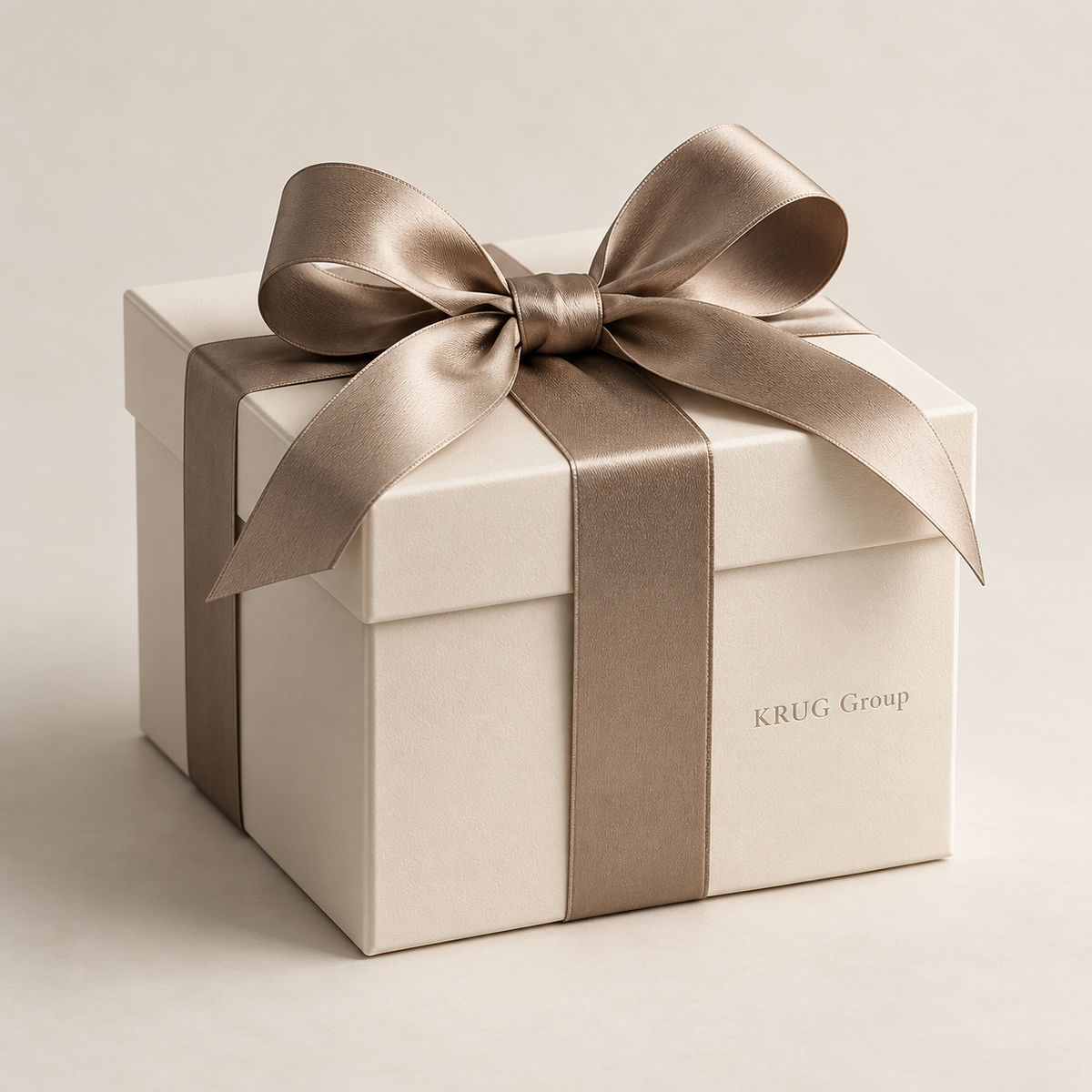 Symbolbild: cremefarbene KRUG Group Geschenkbox mit taupefarbener Schleife